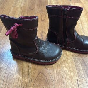 Brown zip up boots, size 7 in toddlers, brand is No Marking